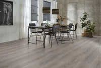 Floorlife Click PVC Parramatta Grey Oak 2554 SRC - Lichtgrijze vloer - Solza.nl